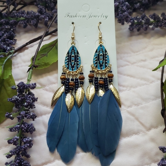 Jewelry - 2/$20💎NEW💎faux feather gold tone drop earrings